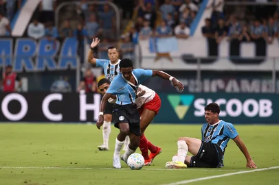 PORTO ALEGRE, RS, BRASIL, 12-03-2026: Grêmio x RB Bragantino, partida válida pela quinta rodada do Brasileirão 2026. O jogo ocorre na Arena, em Porto Alegre. Foto: Bruno Todeschini/Agência RBSIndexador: Bruno Todeschini<!-- NICAID(16244344) -->