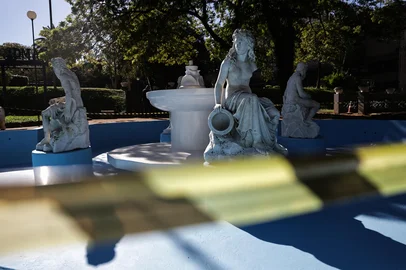 Renan Mattos / Agencia RBS PORTO ALEGRE, RS, BRASIL, 13-05-2026: A fonte Afluentes do Guaíba, datado de 1866 e considerado o monumento mais antigo de Porto Alegre, localizado no jardim do Dmae, está sendo restaurado. Foto: Renan Mattos / Agência RBS<!-- NICAID(16284575) -->