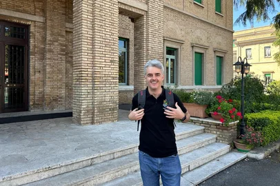 Um padre gaúcho foi um dos últimos dos milhares de católicos a se despedir do corpo do papa Francisco. <!-- NICAID(16026334) -->