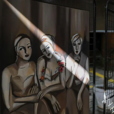 Inspiradas pelo universo feminino e todas as suas facetas, incluindo a da solidão, as artistas Deise Lume e Jane Maria apresentam a exposição “Históricas: Silêncio da Alma”, uma coleção que une pinturas, fotografias e aplicações de tecidos e bordados. A mostra está disposta para apreciação no Espaço Cultural Mário Crosa, localizado no subsolo da Câmara Municipal de Caxias do Sul. Até o próximo dia 13 de junho, a visitação acontece de segunda a sexta-feira, das 8h às 17h.<!-- NICAID(16055270) -->