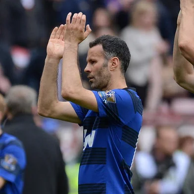 Manchester United s English striker Wayne Rooney L Welsh midfielder Ryan Giggs 2nd R and Northern Irish defender Jonny Evans R applaud their supporters after the English Premier League football match between Sunderland and Manchester United at The Stadium of Light in Sunderland north east England on May 13 2012 AFP PHOTO ANDREW YATES RESTRICTED TO EDITORIAL USE No use with unauthorized audio video data fixture lists club league logos or live services Online in match use limited to 45 images no video emulation No use in betting games or single club league player publications Editoria SPO Local Sunderland Indexador ANDREW YATES Secao Soccer Fonte AFP Fotografo STR giggs,manchester united,premier league,inglaterra