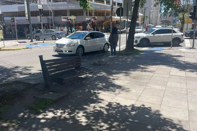Após colisão, carro invade calçada e derruba poste e placa no centro de Caxias; veja o vídeo.<!-- NICAID(16151336) -->