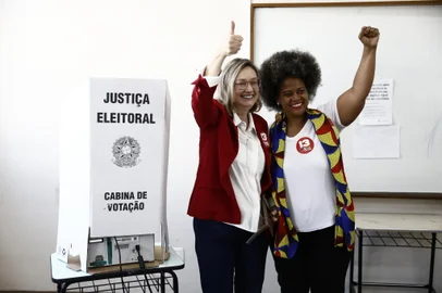 PORTO ALEGRE, RS, BRASIL - 2024.10.27 - Candidata Maria do Rosário (PT) vota no segundo turno da eleição. (Foto: André Ávila/ Agência RBS)<!-- NICAID(15900113) -->