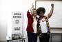 Maria do Rosário vota em colégio da zona leste de Porto Alegre