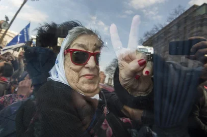 (FILES) In this file photo taken on August 04, 2016, Hebe de Bonafini, leader of the Mothers of Plaza de Mayo human rights organization, flashes the "v" sign as she leaves Plaza de Mayo square in Buenos Aires, Argentina. - Hebe de Bonafini, the historic president of the Argentine association Madres de Plaza de Mayo, formed during the dictatorship (1976-1983) to find out the fate of her children and other detainees disappeared by the military regime, died on November 20, 2022, at the age of 93, confirmed Vice President Cristina Fernández de Kirchner. (Photo by EITAN ABRAMOVICH / AFP)<!-- NICAID(15270513) -->