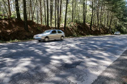 CAXIAS DO SUL, RS, BRASIL, 21/10/2025. Raio-X das estradas: Rota do Sol, entre a Serra e o Litoral, tem pontos com desníveis no asfalto e falta de sinalização. A reportagem percorreu o trecho entre o "Viaduto Torto", em Caxias do Sul, até a BR-101, em Terra de Areia, para avaliar as condições da rodovia. (Neimar De Cesero/Agência RBS)Indexador: Neimar De Cesero<!-- NICAID(16151217) -->