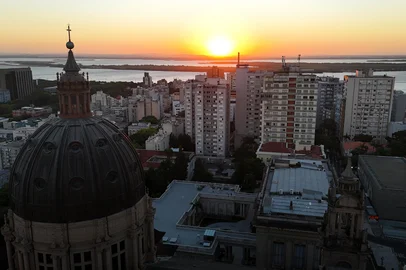 Porto Alegre, RS, Brasil - Uma visão da capital a partir de terraços (Rooftops). Na imagem vista do Terraço do Palácio Piratini.<!-- NICAID(15999572) -->
