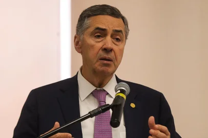 Porto Alegre, RS, BRasilMinistro do STF Luiz Roberto Barroso assina acordo entre o STF e o Tribunal Regional do Trabalho.<!-- NICAID(15842556) -->