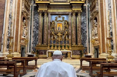 This handout photo taken and released on April 12, 2025 by The Vatican Media press service shows Pope Francis praying in Basilica of Santa Maria Maggiore in Rome. Pope Francis made a surprise visit on April 12, 2025 to his favourite Roman basilica, the Vatican press service said on Telegram. It was a fourth unscheduled appearance in recent days for the 88-year-old Pope, including one at the Vatican's Saint Peter's Basilica on April 10, 2025, despite doctors urging him to rest. (Photo by Handout / VATICAN MEDIA / AFP) / RESTRICTED TO EDITORIAL USE - MANDATORY CREDIT "AFP PHOTO / VATICAN MEDIA" - HANDOUT - NO MARKETING NO ADVERTISING CAMPAIGNS - DISTRIBUTED AS A SERVICE TO CLIENTS - NO AFP PHOTOGRAPHER WAS GIVEN ACCESS TO THE EVENT AND THE STILL IMAGES WERE PROVIDED BY VATICAN MEDIA / <!-- NICAID(16020839) -->