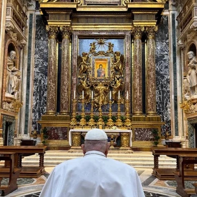 This handout photo taken and released on April 12, 2025 by The Vatican Media press service shows Pope Francis praying in Basilica of Santa Maria Maggiore in Rome. Pope Francis made a surprise visit on April 12, 2025 to his favourite Roman basilica, the Vatican press service said on Telegram. It was a fourth unscheduled appearance in recent days for the 88-year-old Pope, including one at the Vatican's Saint Peter's Basilica on April 10, 2025, despite doctors urging him to rest. (Photo by Handout / VATICAN MEDIA / AFP) / RESTRICTED TO EDITORIAL USE - MANDATORY CREDIT "AFP PHOTO / VATICAN MEDIA" - HANDOUT - NO MARKETING NO ADVERTISING CAMPAIGNS - DISTRIBUTED AS A SERVICE TO CLIENTS - NO AFP PHOTOGRAPHER WAS GIVEN ACCESS TO THE EVENT AND THE STILL IMAGES WERE PROVIDED BY VATICAN MEDIA / <!-- NICAID(16020839) -->