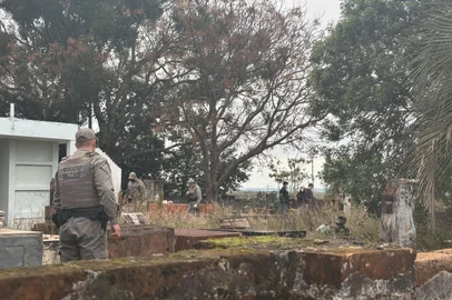 Lara Santos / Rádio Santo Ângelo / Divulgação Jovem desaparecido é encontrado morto dentro de túmulo em Santo Ângelo; polícia procura suspeito<!-- NICAID(16304112) -->