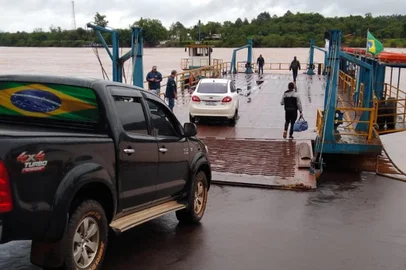 Após uma semana suspensa, foi retomada na manhã desta quinta-feira (12), a travessia de balsa em Porto Mauá, na região Noroeste do RS. Segundo a Defesa Civil, o nível do rio Uruguai nesta manhã é de 7m65cm, o que permite a travessia com a cidade argentina de Alba Posse.<!-- NICAID(15567261) -->