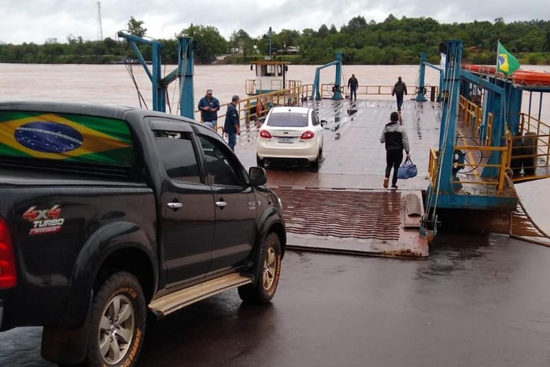 Após uma semana suspensa, foi retomada na manhã desta quinta-feira (12), a travessia de balsa em Porto Mauá, na região Noroeste do RS. Segundo a Defesa Civil, o nível do rio Uruguai nesta manhã é de 7m65cm, o que permite a travessia com a cidade argentina de Alba Posse.<!-- NICAID(15567261) -->