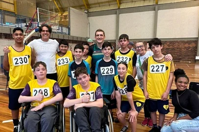 Secretário Danrlei de Deus ao lado de atletas da categoria educacional.
