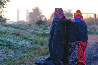 PORTO ALEGRE, RS, BRASIL,  02/07/2021- Para enfrentar enchentes e gerar renda, moradores da ilha do pavão costuram bolsas impermeáveis com panos de guarda-chuvas. Foto:  Lauro Alves/Agencia RBS<!-- NICAID(14823896) -->