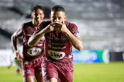 Caxias visitou o Botafogo-PB, no Estádio Almeidão, pela nona rodada da Série C.<!-- NICAID(16059895) -->