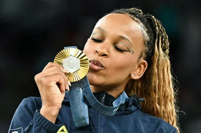 Brazil's Rebeca Andrade celebrates winning the gold medal during the podium ceremony for the artistic gymnastics women's floor exercise event of the Paris 2024 Olympic Games at the Bercy Arena in Paris, on August 5, 2024.Gabriel BOUYS / AFP