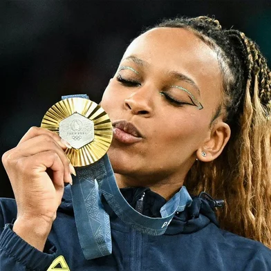 Brazil's Rebeca Andrade celebrates winning the gold medal during the podium ceremony for the artistic gymnastics women's floor exercise event of the Paris 2024 Olympic Games at the Bercy Arena in Paris, on August 5, 2024.Gabriel BOUYS / AFP