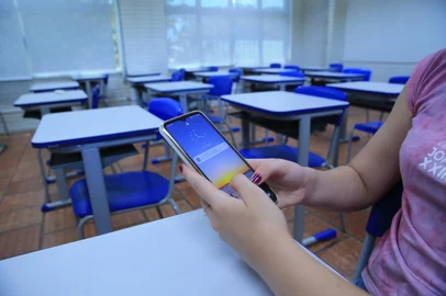 Porto Alegre, RS, Brasil, 17/01/2024 - Uso de celular em sala de aula. Na foto, Sofia Virti - Foto Ronaldo Bernardi/Agência RBS<!-- NICAID(15955726) -->