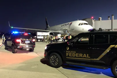 PORTO ALEGRE, RS, BRASIL - 24.02.2021 - Chegada das novas doses da vacina CoronaVac no Aeroporto Salgado Filho.<!-- NICAID(14722020) -->