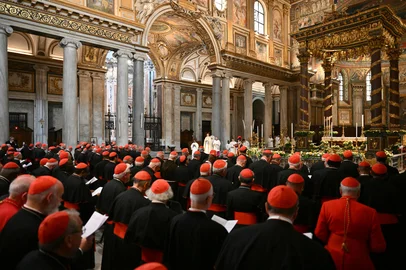 Lithuanian cardinal Rolandas Makrickas (Top C) officiates during a celebration of the Second Vespers at the Santa Maria Maggiore Basilica, which hosts the tomb of late Pope Francis, on the first day of its opening to the public after the Pope's funeral, in Rome on April 27, 2025. Thousands flocked to Santa Maria Maggiore Basilica -- Francis's final resting place -- in another testament to the popularity of the Argentinian, who died aged 88 on April 21, 2025. (Photo by Alberto PIZZOLI / AFP)Editoria: RELLocal: RomeIndexador: ALBERTO PIZZOLISecao: popeFonte: AFPFotógrafo: STF<!-- NICAID(16025694) -->