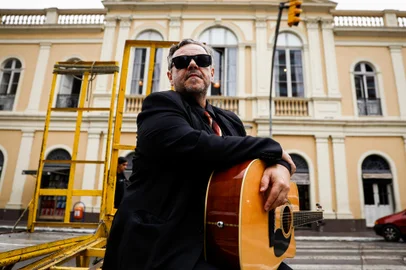 Porto Alegre, RS, Brasil - 04/04/2024 - Frank Jorge lança disco em espanhol, Un Tipo muy Raro. FOTO: JONATHAN HECKLER, AGÊNCIA RBS<!-- NICAID(15725198) -->