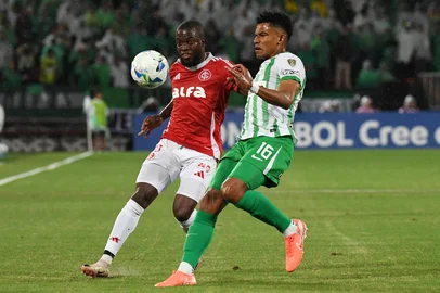 Internacional's Ecuadorean forward #13 Enner Valencia and Atletico Nacional's defender #16 William Tesillo fight for the ball during the Copa Libertadores group stage first round football match between Colombia's Atletico Nacional and Brazil's Internacional at the Atanasio Girardot stadium in Medellin, Antioquia department, Colombia, (Photo by Jaime SALDARRIAGA / AFP)Editoria: SPOLocal: MedellínIndexador: JAIME SALDARRIAGASecao: soccerFonte: AFPFotógrafo: STR<!-- NICAID(16033499) -->