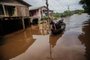 *fotos em baixa* ARROIO DO MEIO, RS, BRASIL, 18.11.2023: moradores retiram pertences e animais de casa, após alerta de inundação da Defesa Civil.<!-- NICAID(15601588) -->