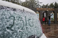 A tão esperada neve chegou em São José dos Ausentes na manhã desta quinta-feira (29). Os primeiros flocos foram registrados por volta de 7h40min. No amanhecer, por volta das 6h, a temperatura no termômetro no centro da cidade marcava 2ºC.<!-- NICAID(16048037) -->
