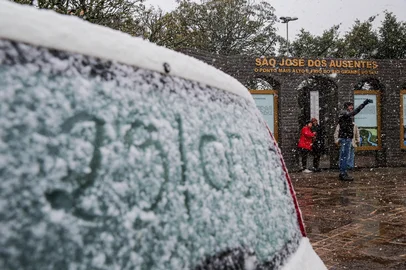 A tão esperada neve chegou em São José dos Ausentes na manhã desta quinta-feira (29). Os primeiros flocos foram registrados por volta de 7h40min. No amanhecer, por volta das 6h, a temperatura no termômetro no centro da cidade marcava 2ºC.<!-- NICAID(16048037) -->