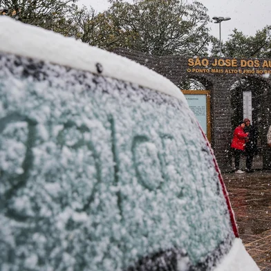 A tão esperada neve chegou em São José dos Ausentes na manhã desta quinta-feira (29). Os primeiros flocos foram registrados por volta de 7h40min. No amanhecer, por volta das 6h, a temperatura no termômetro no centro da cidade marcava 2ºC.<!-- NICAID(16048037) -->