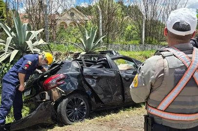 Mulher fica em estado grave após capotamento na RS-153 em Passo Fundo<!-- NICAID(16186427) -->