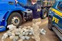 Um homem de 42 anos, natural do Paraná, foi preso em flagrante transportando 130 quilos de cocaína no seu caminhão enquanto trafegava na BR-386, em Tio Hugo, na Região Norte. Na tarde desta quinta-feira (19), a Polícia Rodoviária Federal (PRF) descobriu um fundo falso na cabine do veículo, após abordagem.<!-- NICAID(15327495) -->
