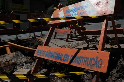 CAXIAS DO SUL, RS, BRASIL (15/02/2022)Obra de instalação de rede de gás na rua Duque de Caxias. (Antonio Valiente/Agência RBS)<!-- NICAID(15017060) -->