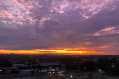 Pôr do sol de Passo Fundo faz refletir sobre a beleza da vida <!-- NICAID(15904876) -->