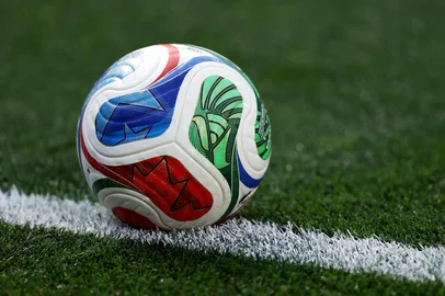 Richard HEATHCOTE / GETTY IMAGES NORTH AMERICA / Getty Images via AFP USA v Paraguay: Group D - FIFA World Cup 2026LOS ANGELES, CALIFORNIA - JUNE 12: The adidas FIFA World Cup match ball is seen on the pitch before the FIFA World Cup 2026 Group D match between USA and Paraguay at Los Angeles Stadium on June 12, 2026 in Los Angeles, California. Richard Heathcote/Getty Images/AFP (Photo by Richard HEATHCOTE / GETTY IMAGES NORTH AMERICA / Getty Images via AFP)Editoria: SPOLocal: Los AngelesIndexador: RICHARD HEATHCOTESecao: soccerFonte: GETTY IMAGES NORTH AMERICAFotógrafo: CONTRIBUTOR<!-- NICAID(16305591) -->