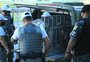 Presos voltam a esperar em viaturas por transferência para o sistema penitenciário em Porto Alegre
