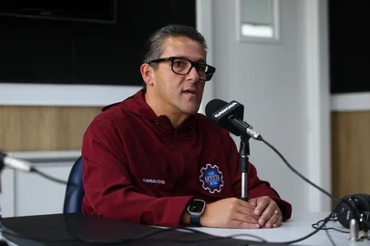 CAXIAS DO SUL, RS, BRASIL, 14/11/2025. Técnico da SER Caxias, Fernando Marchiori, fala sobre o começo da pré-temporada, no programa Show dos Esportes no estúdio da Rádio Gaúcha Serra. (Porthus Junior/Agência RBS)<!-- NICAID(16167496) -->