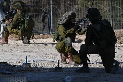 Israeli soldiers patrol a border fence gate with the Gaza Strip on October 15, 2023. In the eight days since Hamas gunmen killed more than 1,300 Israelis in a surprise attack, Israel has responded with a bombing campaign that has claimed over 2,300 lives in Gaza. (Photo by YURI CORTEZ / AFP)Editoria: WARLocal: Israel-Gaza BorderIndexador: YURI CORTEZSecao: armed conflictFonte: AFPFotógrafo: STF<!-- NICAID(15569131) -->