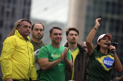Michelle Bolsonaro (R) speaks next to her husband Brazil's former President Jair Bolsonaro (L) and their sons Carlos (2-L), Flavio (C) and Renan during a rally at Paulista Avenue in Sao Paulo, Brazil, on April 6, 2025. Brazil's former President Jair Bolsonaro led a demonstration in Sao Paulo on Sunday, the first since the supreme court decided to try him on charges of leading a coup plot. (Photo by Miguel SCHINCARIOL / AFP)Editoria: POLLocal: Sao PauloIndexador: MIGUEL SCHINCARIOLSecao: demonstrationFonte: AFPFotógrafo: STR<!-- NICAID(16061756) -->