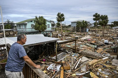 David Hester inspects damages of his house after Hurricane Helene made landfall in Horseshoe Beach, Florida, on September 28, 2024. At least 44 people died across five US states battered by powerful storm Helene, authorities said on September 27, after torrential flooding prompted emergency responders to launch massive rescue operations. (Photo by CHANDAN KHANNA / AFP)Editoria: WEALocal: Horseshoe BeachIndexador: CHANDAN KHANNASecao: meteorological disasterFonte: AFPFotógrafo: STF<!-- NICAID(15908998) -->