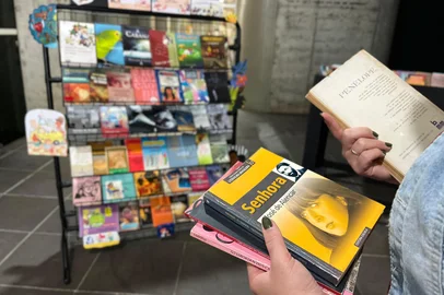 A Biblioteca Pública Municipal Dr. Demetrio Niederauer distribuiu gratuitamente 2.875 livros durante ação realizada entre os dias 7 e 10 de abril. A iniciativa fez parte da programação do Mês do Livro e superou em 70% o número de exemplares doados em 2024 — um crescimento de cerca de 1.200 unidades.<!-- NICAID(16015561) -->