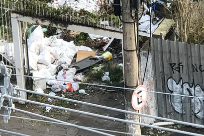 À espera de atacarejo, terreno baldio acumula lixo na zona sul de Porto Alegre<!-- NICAID(16322779) -->