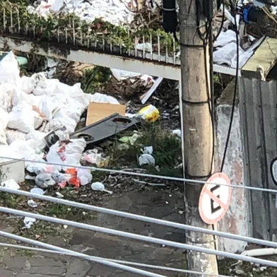 À espera de atacarejo, terreno baldio acumula lixo na zona sul de Porto Alegre<!-- NICAID(16322779) -->