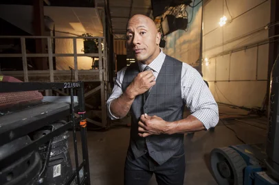 THEROCK-RYZIK-LSPR-052615Dwayne Johnson, who has recently been gliding on monster waves of attention, on the set of âCentral Intelligenceâ in Burlington, Mass., May 5, 2015. Unlike the sequels and franchises he has excelled in, Johnsonâs next film, âSan Andreas,â opening May 29, is his first top-lining role in a big-budget original story. (Ryan Conaty/The New York Times)Editoria: ELocal: BURLINGTONIndexador: RYAN T. CONATYFonte: NYTNSFotógrafo: STR<!-- NICAID(11449294) -->