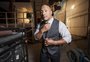 Dwayne Johnson posta foto de carro destruído após acidente da mãe: "É uma sobrevivente"