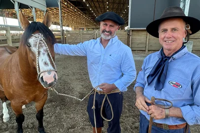 Cavalo Jarau é uma história de superação no Bocal de Ouro em que será conduzido por Milton Castri (D)<!-- NICAID(16027734) -->