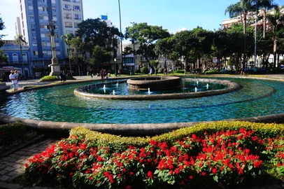 CAXIAS DO SUL, RS, BRASIL, 23/05/2023. Matéria sobre manutenção, limpeza e cuidados que a prefeitura tem com a praças, ou a falta deles. Imagens gerais da Praça Dante Alighieri. (Porthus Junior/Agência RBS)<!-- NICAID(15436065) -->