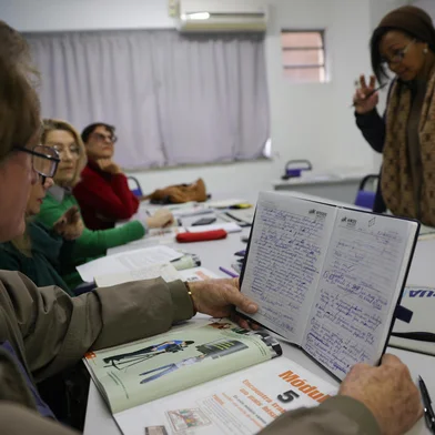 Porto Alegre. RS. BrasilCaderno vida. Atividades de aprendizagem, como cursos de idiomas, auxiliam a exercitar o cérebro e manter o desenvolvimento cognitivo de pessoas acima de 60 anos.<!-- NICAID(15827418) -->
