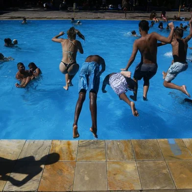 PORTO ALEGRE, RS, BRASIL - 09.01.2022 - Piscina pública aberta no verão. Na foto, Cevi. (Foto: Lauro Alves/Agencia RBS)<!-- NICAID(14985889) -->